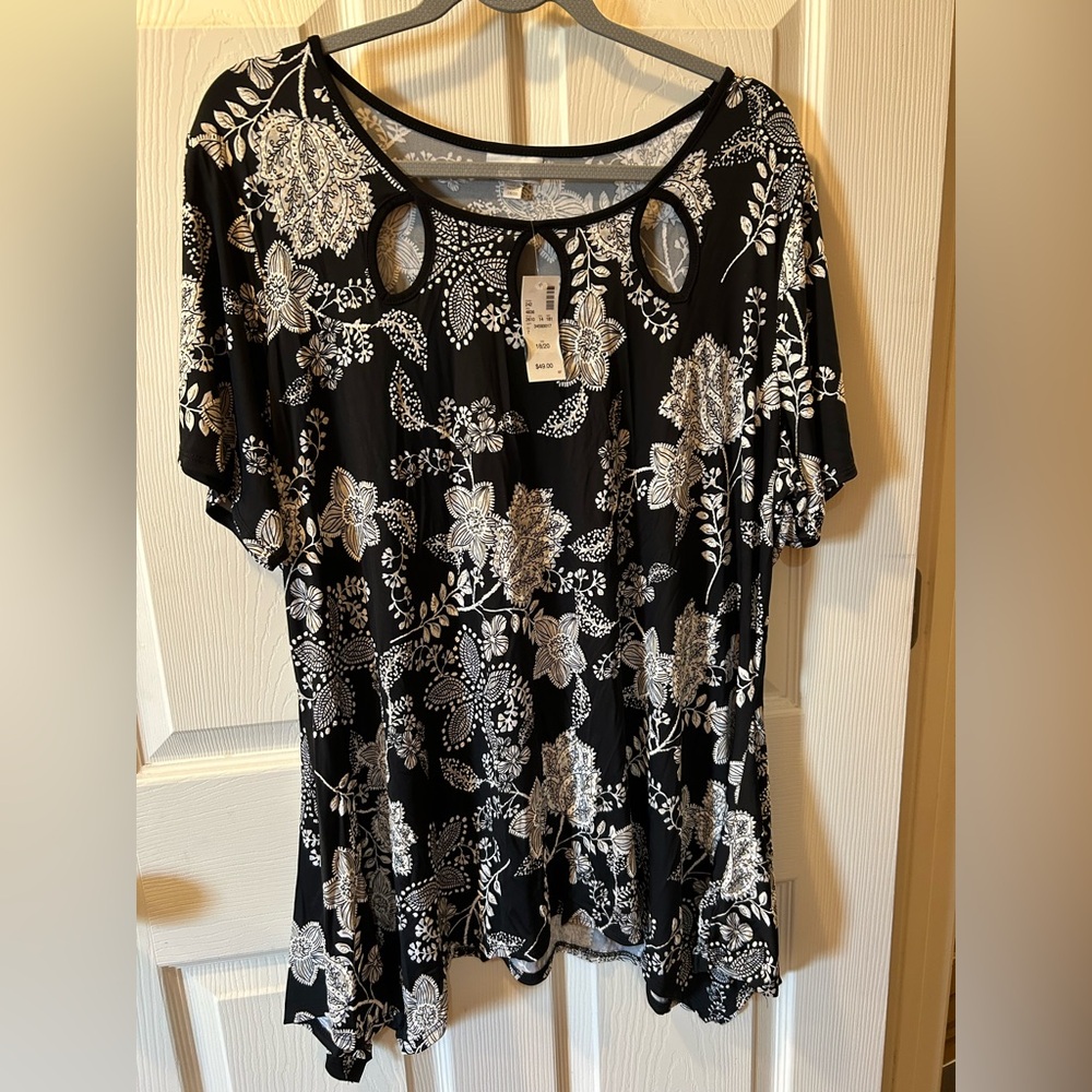 Avenue 18/20 Floral Black and White Women's Top Short Sleeve w/3 Keyholes NWT
